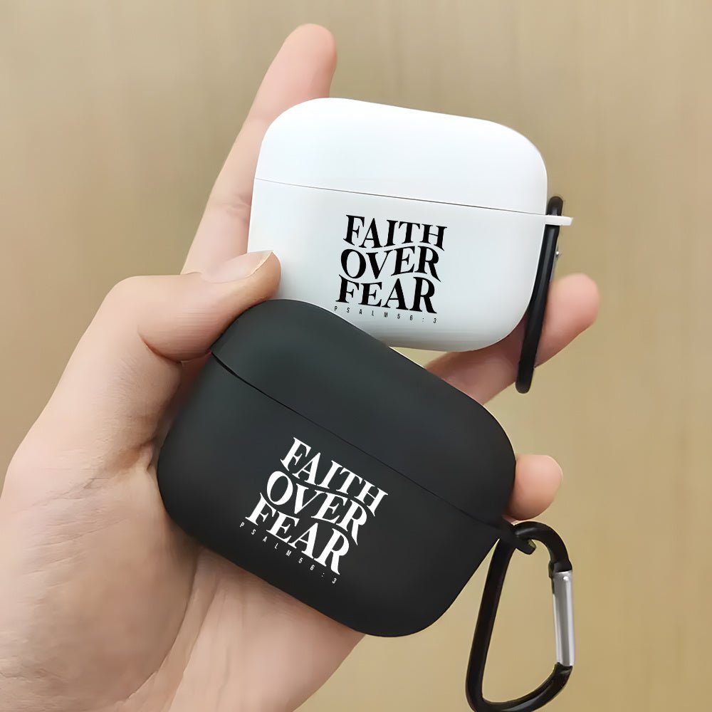 Coque AirPods “Faith Over Fear” – Étui TPU Noir & Blanc pour AirPods 1/2/3, Pro & Pro 2ᵉ Gén | Cadeau Spirituel Inspirant - L’ÂME URBAINE LIFESTYLE
